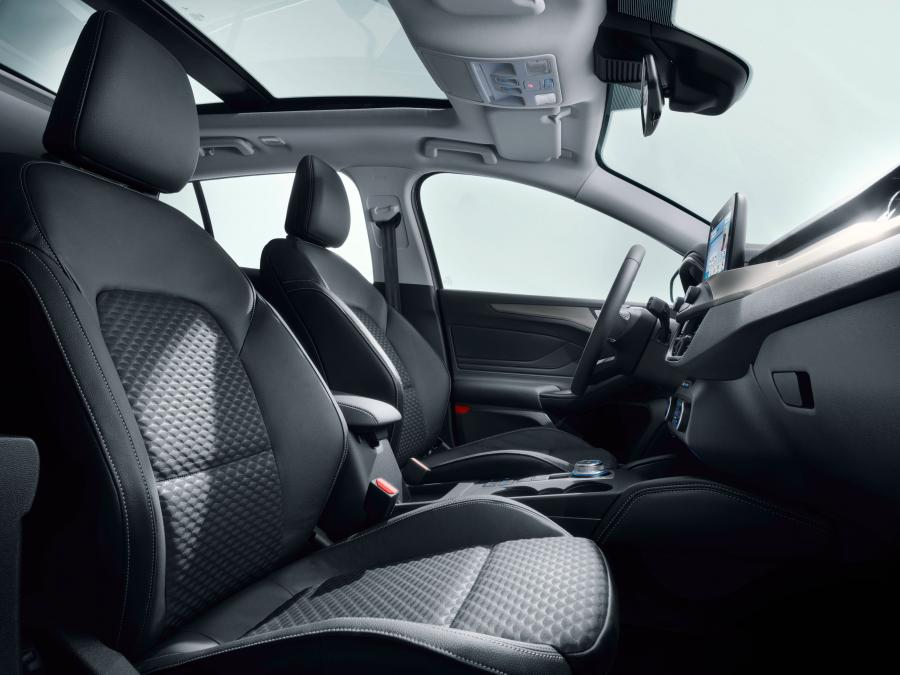 Интерьер Ford Focus Titanium Turnier 2018 года  (WW) (фото 6 из 31)
